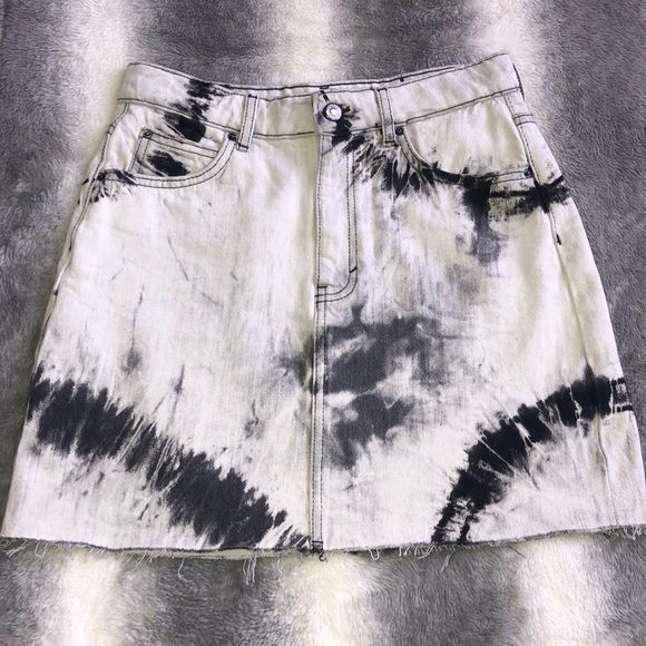 NWT Topshop Tie Dye Denim Mini Skirt, UK10/US6 - Picture 6 of 8
